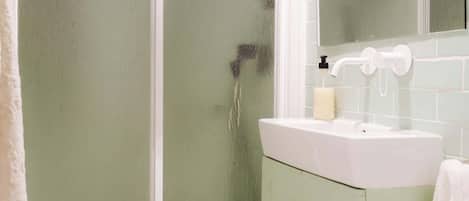 Douche, serviettes fournies