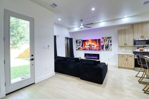 Living area - Spacious 4-bedroom house in gorgeous Houston (Houston)