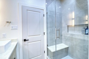 Hair dryer, towels, soap, toilet paper - Spacious 4-bedroom house in gorgeous Houston (Houston)