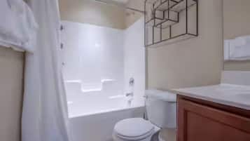 Douche, serviettes fournies, savon, papier toilette