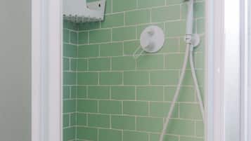 Een douche, handdoeken