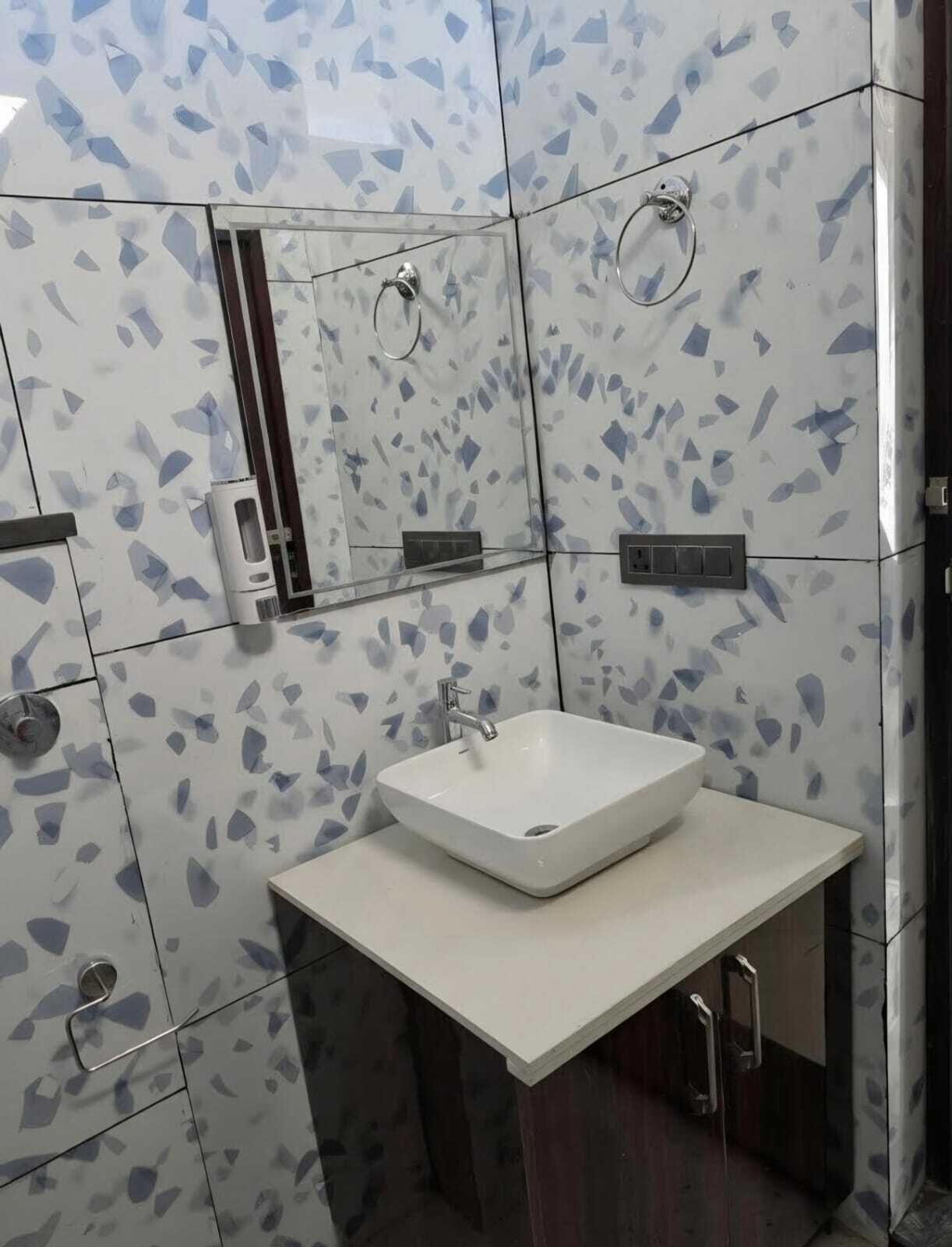 Deluxe Single Room, 1 Double Bed, Housekeeping | Bathroom | Shower, towels, soap, toilet paper