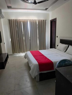 Deluxe Single Room, 1 Double Bed, Housekeeping | Desk, laptop workspace, free WiFi - Hotel Golden Peak (Tanakpur)