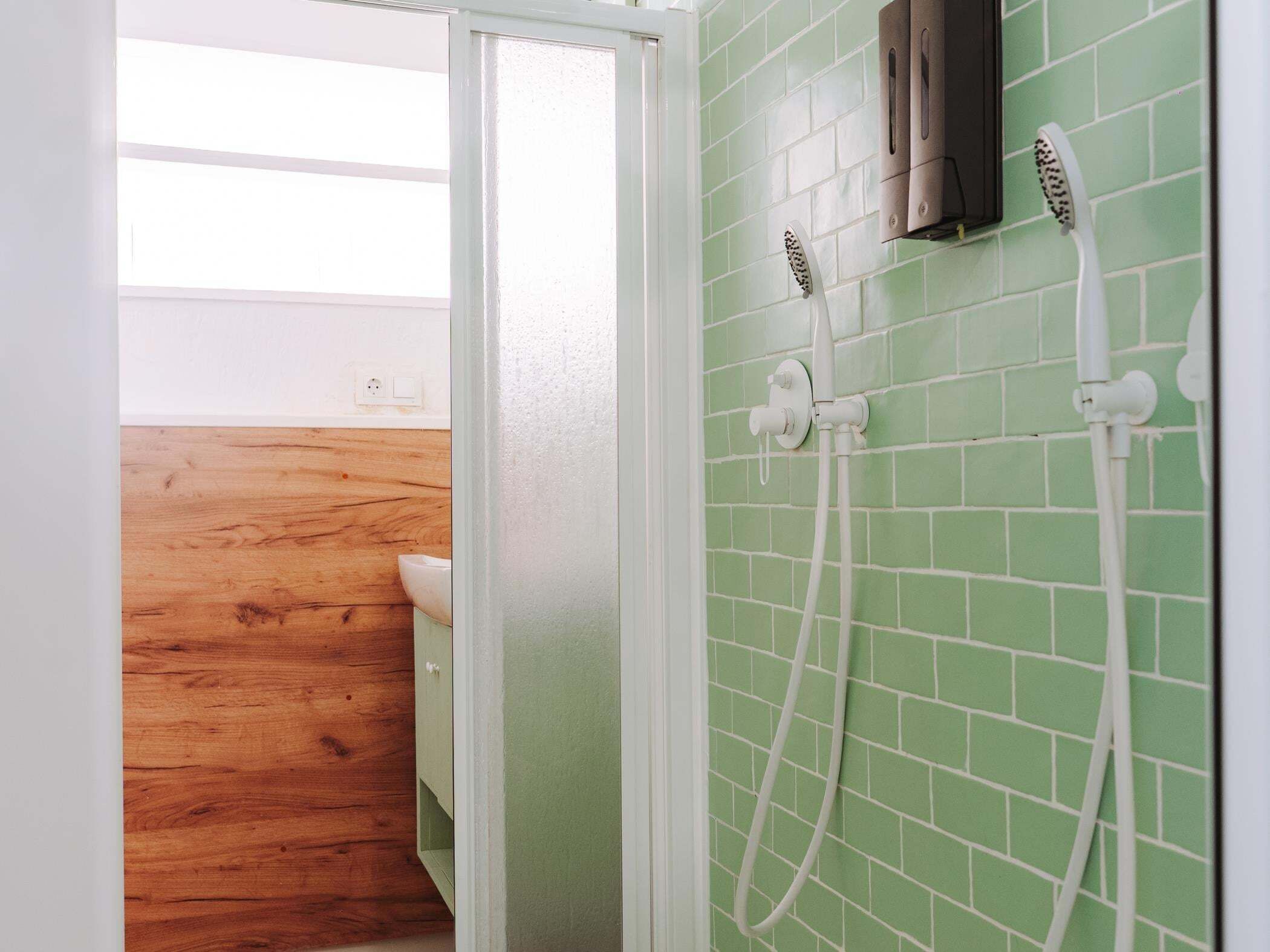Een douche, handdoeken