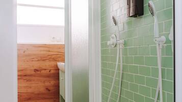 Een douche, handdoeken
