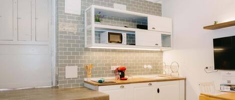 Microwave, coffee/tea maker, toaster, cookware/dishes/utensils