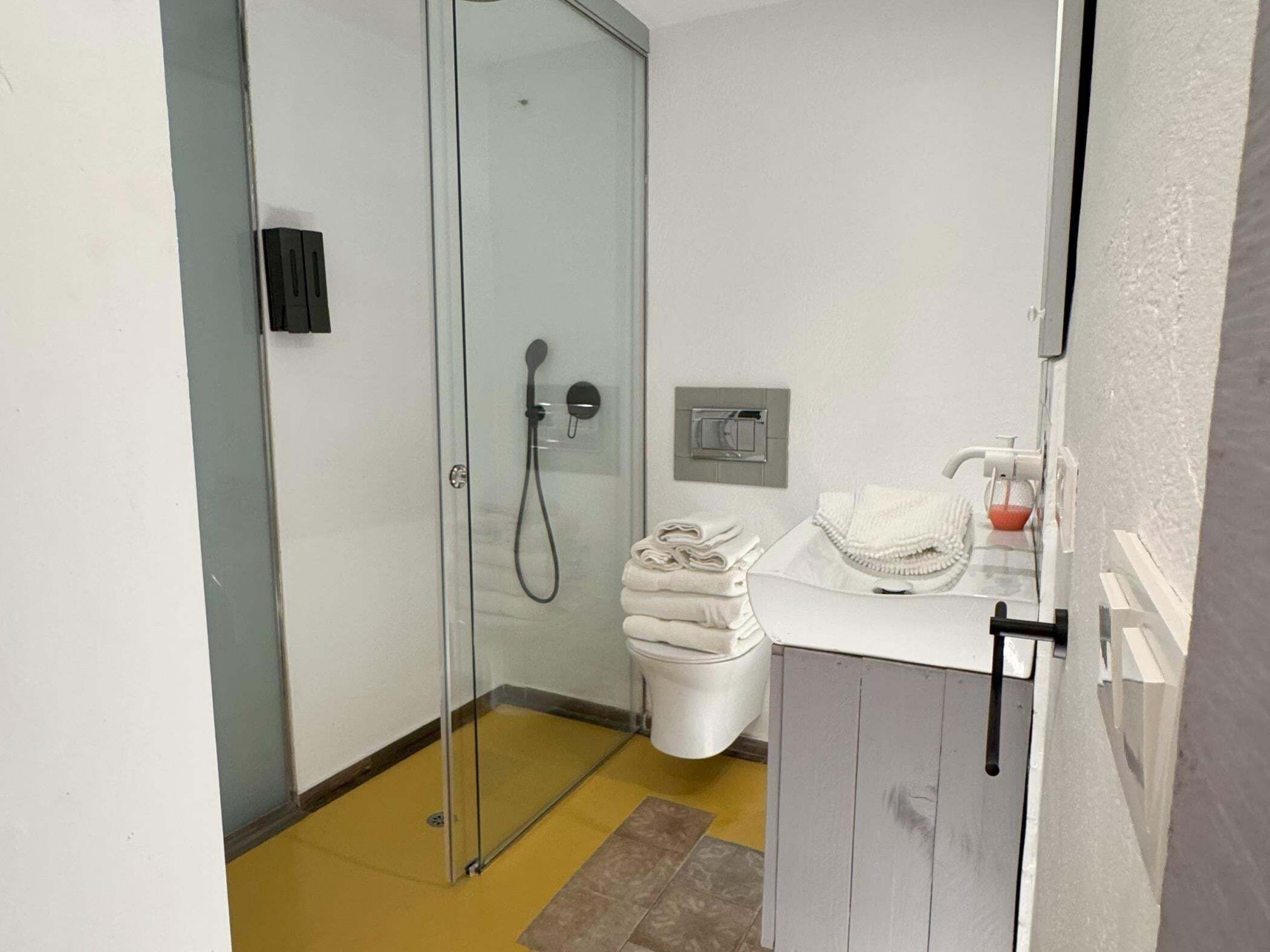 Douche, serviettes fournies