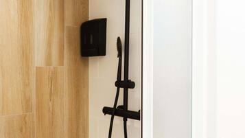 Douche, serviettes fournies