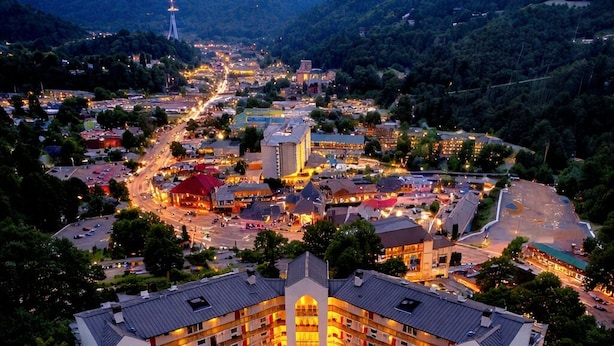Ein mehrstöckiges Hotel mit Innenhof, eingebettet in eine gebirgige Landschaft.