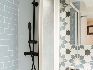 Douche, serviettes fournies