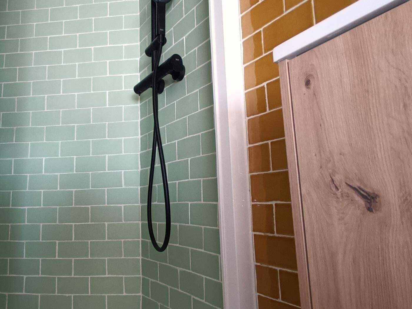 Douche, serviettes fournies