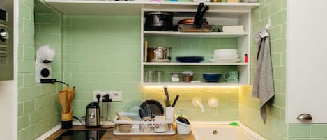 Kühlschrank, Mikrowelle, Wasserkocher mit Kaffee-/Teezubehör, Toaster