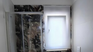A bathroom with a shower, toilet, and sink. - Villa 'Regina' with Private Garden and Air Conditioning (Taranto)