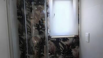 Een douche, handdoeken