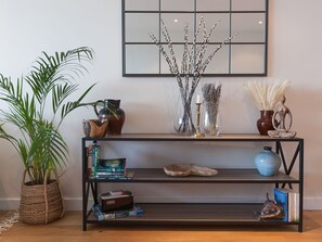 Ein Bücherregal mit Büchern, einer Vase und Dekorationselementen.