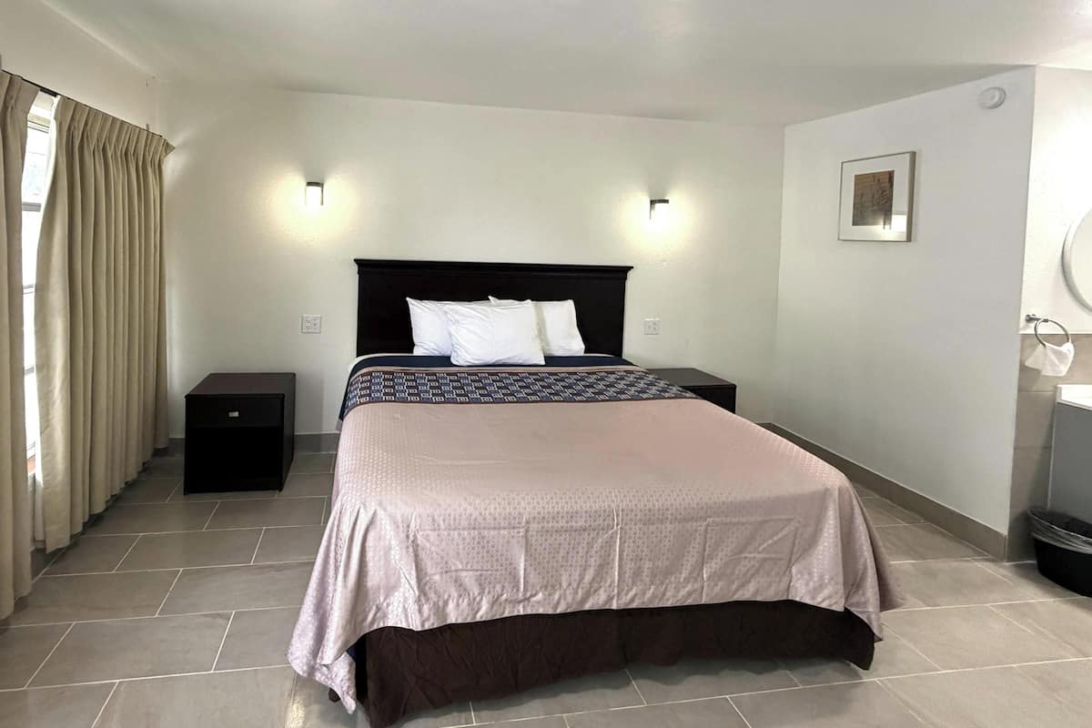 Room, 1 King Bed, Non Smoking | Desk, free WiFi, bed sheets