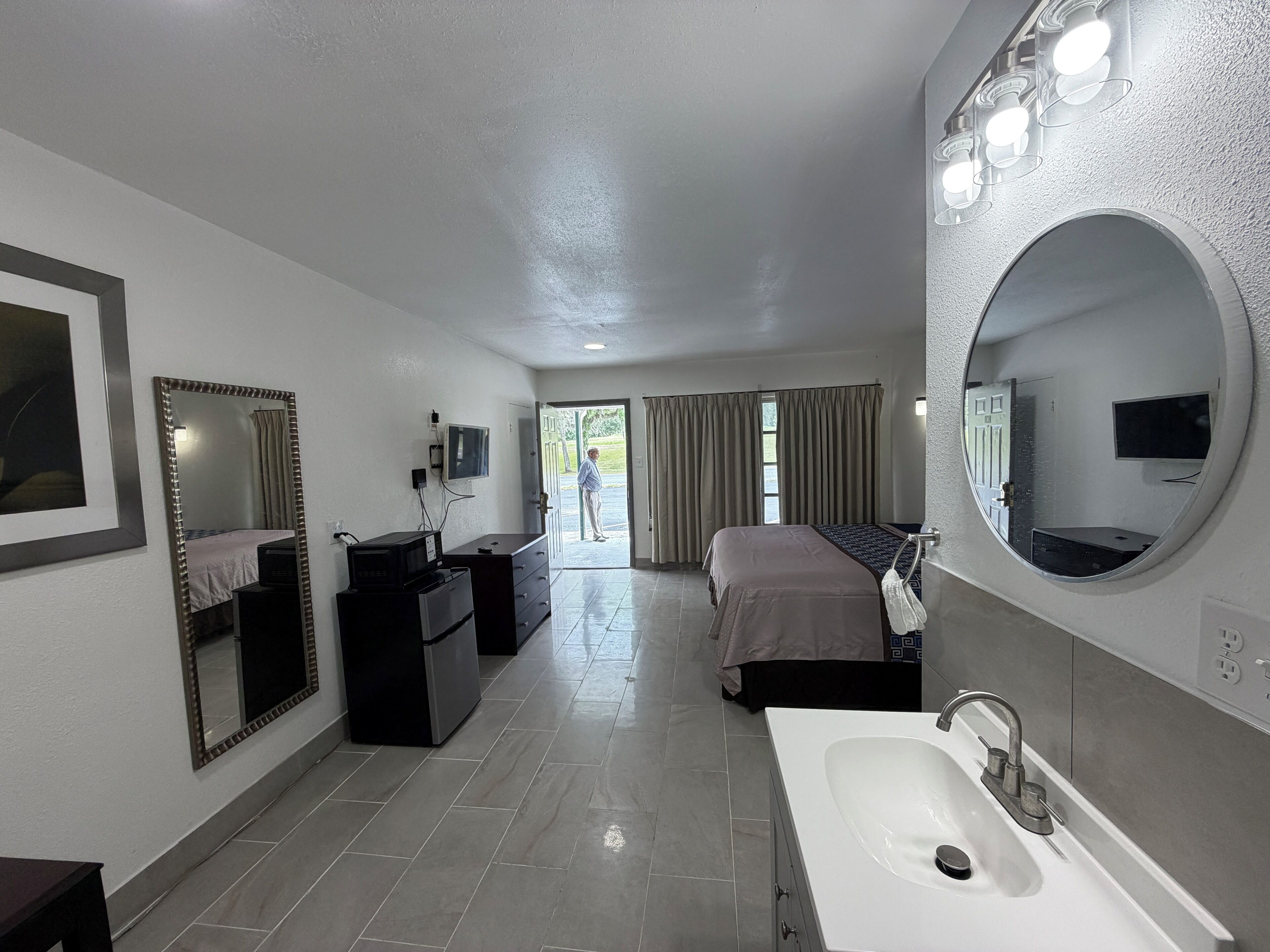 Room, 1 King Bed, Non Smoking | Desk, free WiFi, bed sheets