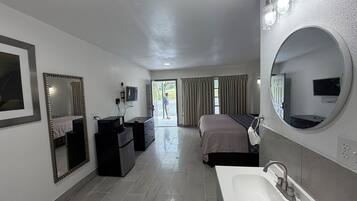 Room, 1 King Bed, Non Smoking | Desk, free WiFi, bed sheets