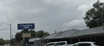靠近高爾夫球場的奧卡拉友誼旅館  