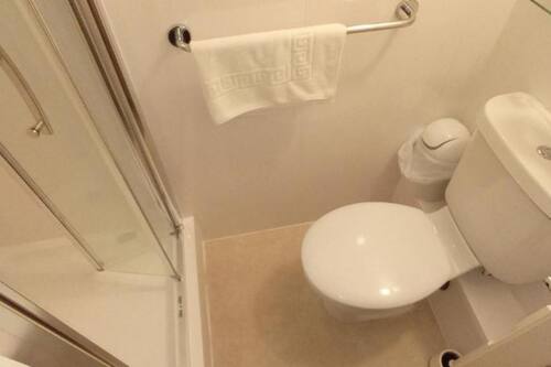 Doppia Deluxe | Bagno | Set di cortesia gratuito, asciugacapelli, asciugamani, carta igienica