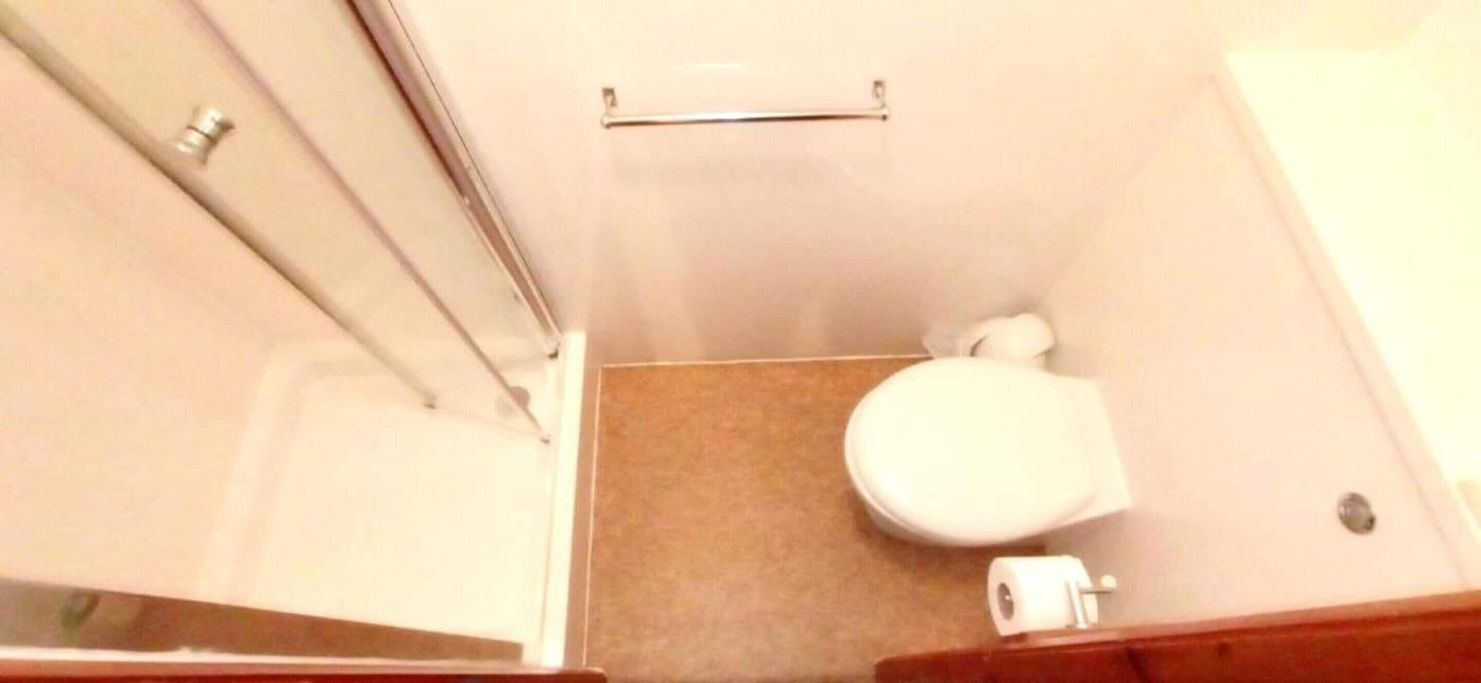 Deluxe Double Room | Bathroom | Free toiletries, hair dryer, towels, toilet paper