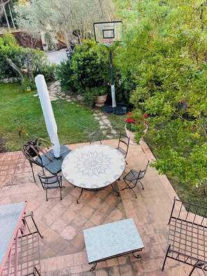 Outdoor dining - Beautiful villa with private pool and patio (Toulon)