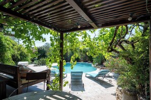 Terrace/patio - Beautiful villa with private pool and patio (Toulon)