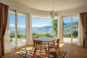 Dining - Panoramic Ocean View | Pool & Garden | 2 Bedrooms (Funchal)