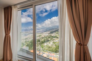 Interior - Cozy Detached Studio: Panoramic View & Pool (Funchal)