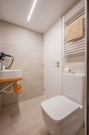 Hair dryer, towels - Cozy Detached Studio: Panoramic View & Pool (Funchal)