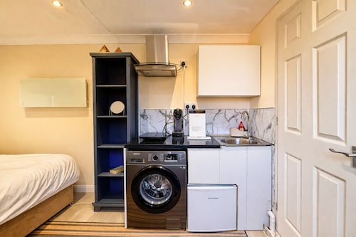 Modern compact Studio APT near City Centre