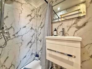 Shower, shampoo