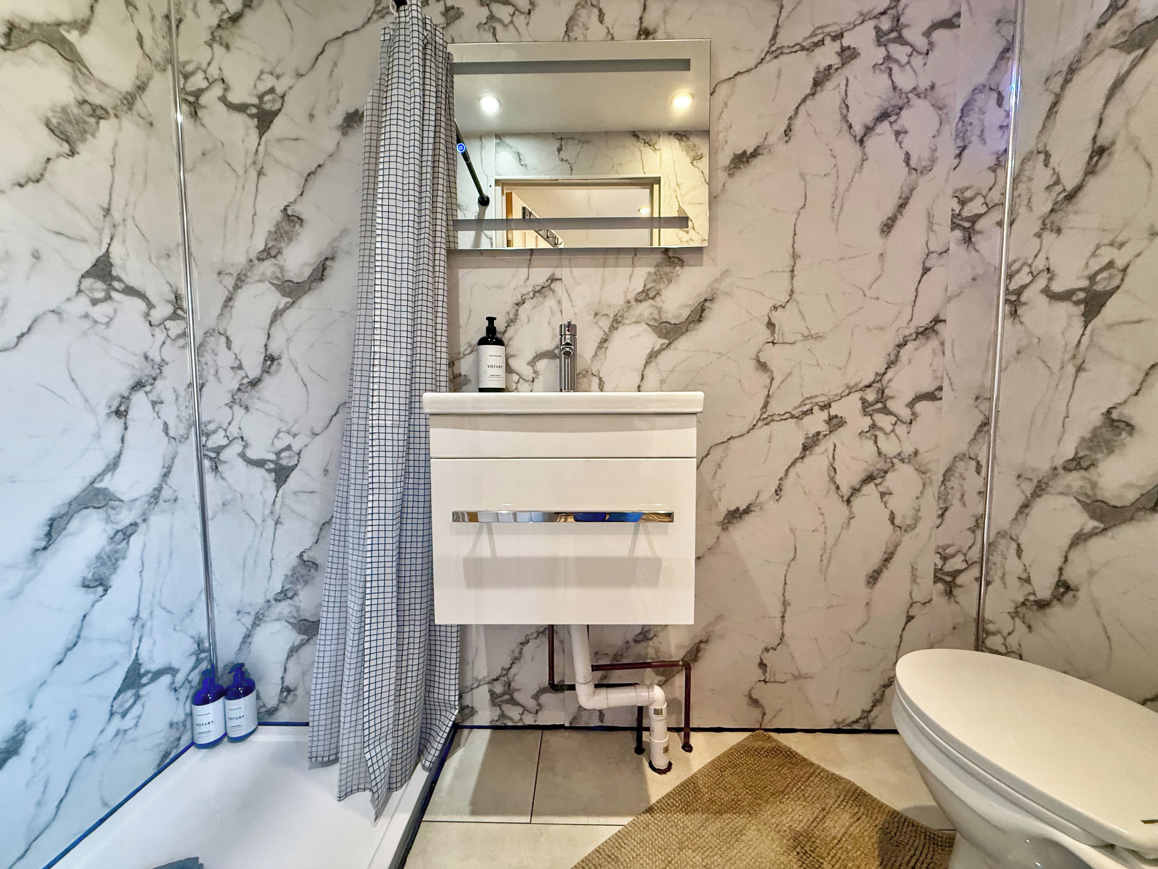 Shower, shampoo