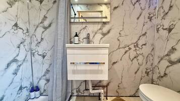 Shower, shampoo