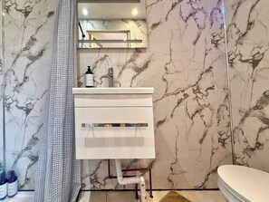 Een douche, shampoo
