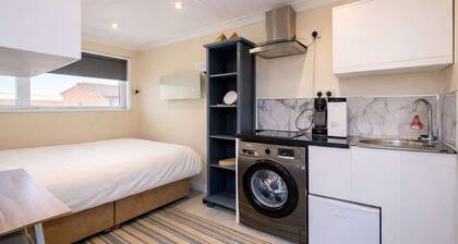 Modern compact Studio APT near City Centre