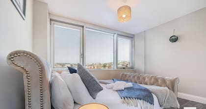 Brighton Central Seaview Retreat, Steps to the Beach