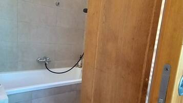 Bruser, hårtørrer, håndklæder, Toiletpapir