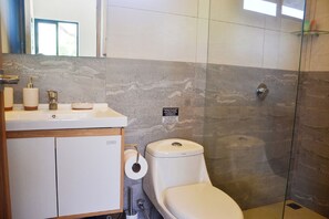 Shower, hair dryer, towels, soap - Villarreal Studios Oasis (Villarreal)