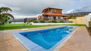 A house with a swimming pool, a balcony, and a view of the mountains. - Villa Horizonte with Sea Views, Wi-Fi and Air Conditioning (Tijoco Bajo)