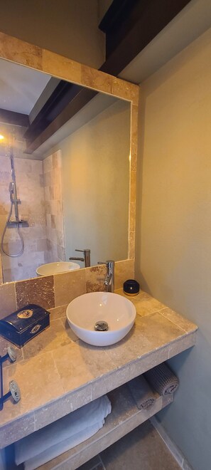Dusche, Handtücher, Toilettenpapier