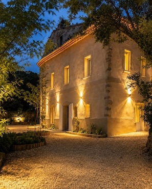 A building with multiple windows and a gravel driveway. - Bastide de 1855 au pied du Garlaban | Terrace, pool & Provencal charm (Aubagne)