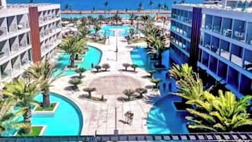 15 piscinas externas, espreguiçadeiras