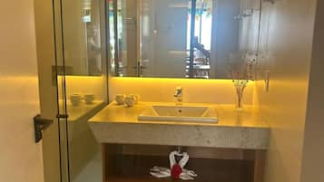 Appartamento Comfort, balcone, vista piscina | Bagno