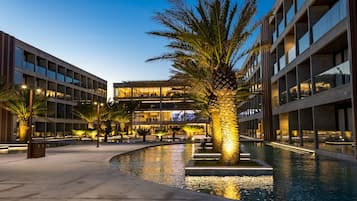 15 piscinas externas, espreguiçadeiras