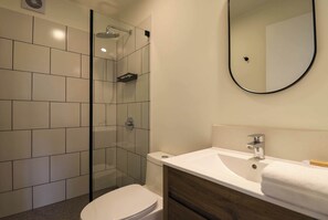 Shower, hair dryer, towels, shampoo - w* | Luxury & Cozy 2BR w/ Balcony in Miraflores (Miraflores)
