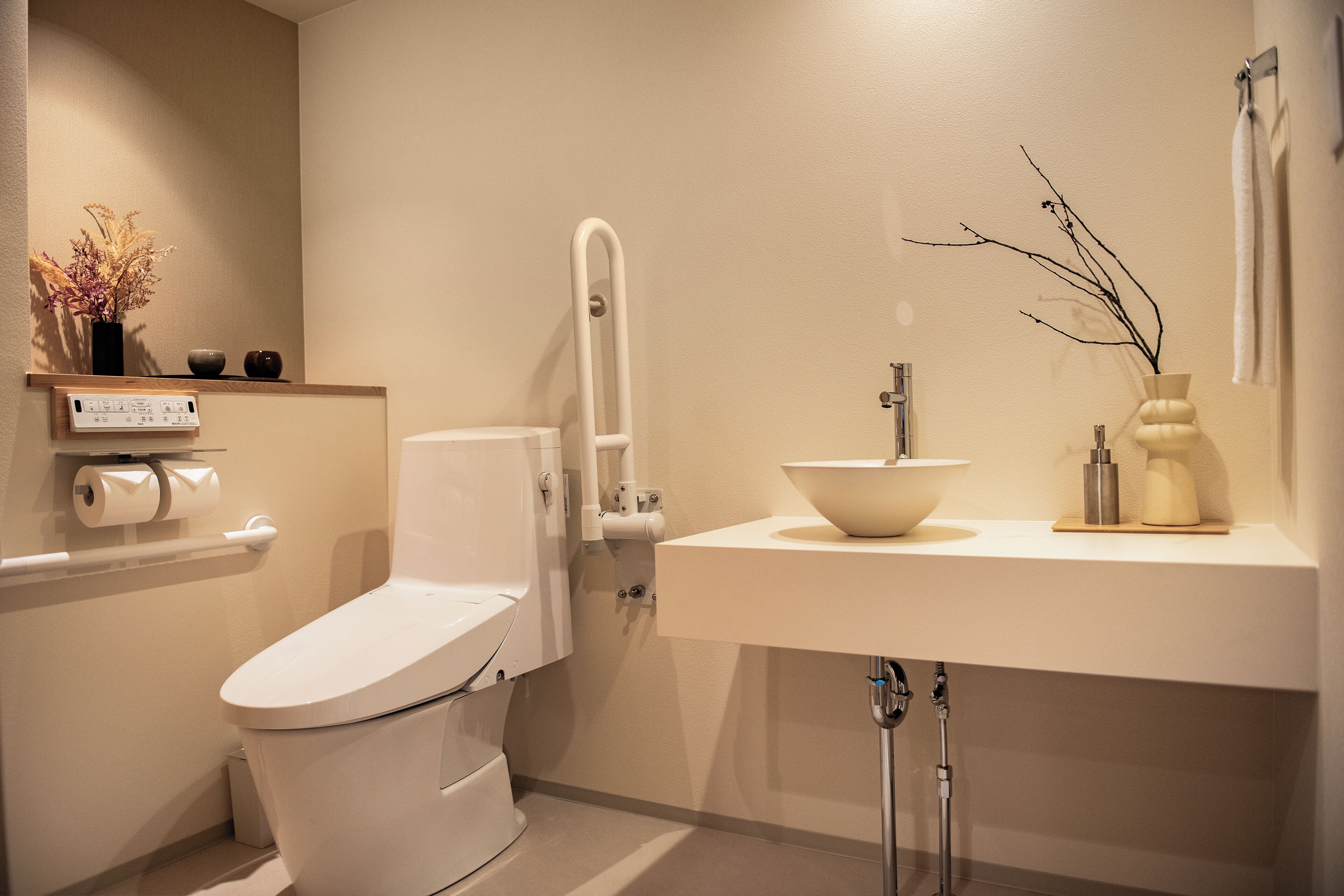 Shower, jetted tub, hair dryer, bidet