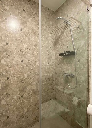 Doccia, asciugacapelli, asciugamani, shampoo