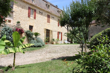 Exterior. Holiday Home "Gîte de Laumède" with Private Garden