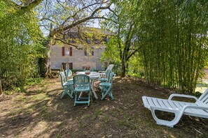 Outdoor dining - Holiday Home "Gîte de Laumède" with Private Garden (Saint-Chamassy)